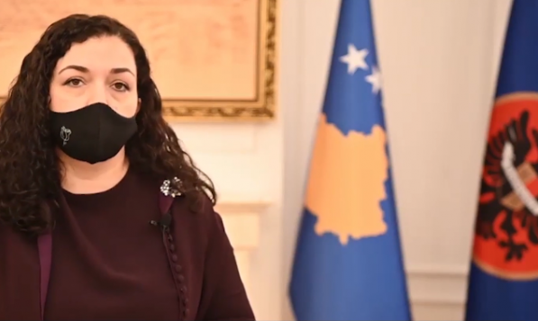 Një qytetar paralajmëron shtetin nëse nuk hiqet flamuri i Rugovës në Presidencë, thotë se ai është provokim