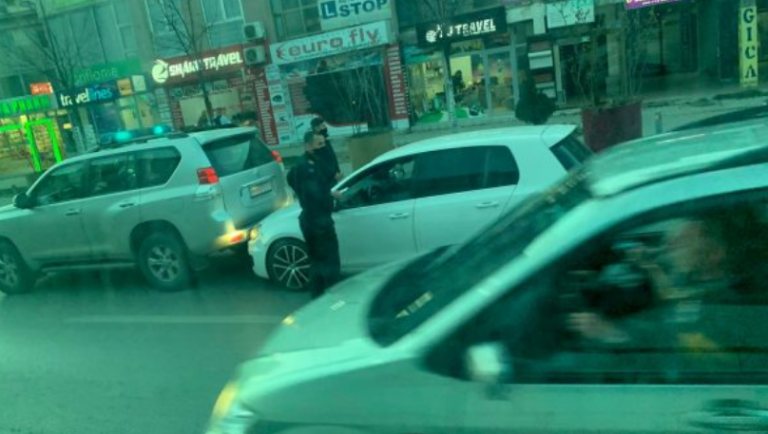 Policia përfshihet në një aksident në qendër të Prishtinës
