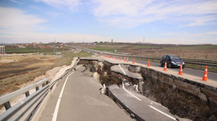 Dëmtimi i rrugës Mitrovicë-Prishtinë: Ministria e Infrastrukturës tregon shkaktarët