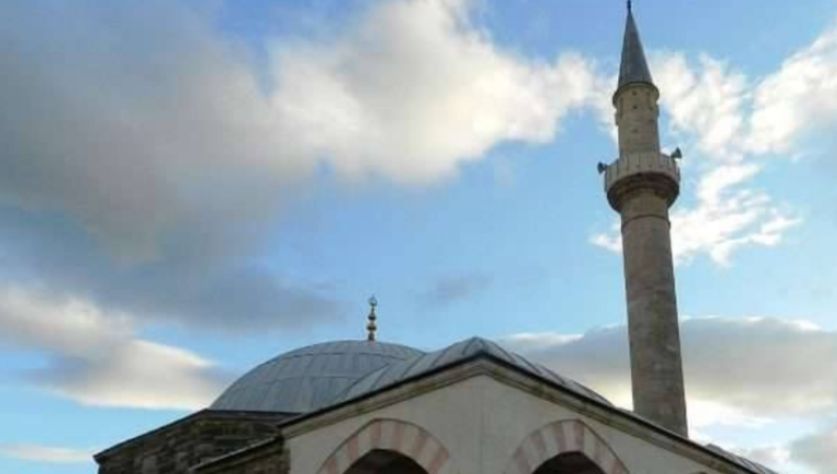 U thirr ezani gabimisht, besimtarët në Pozheran bënë iftar pesë minuta para kohës