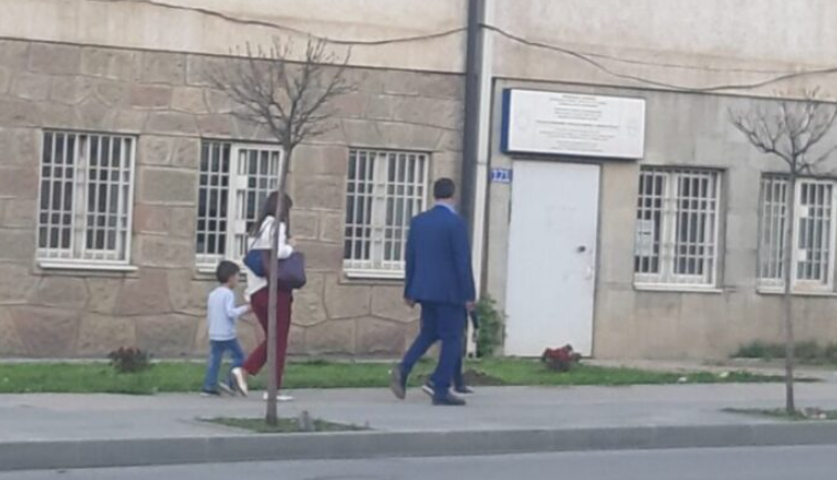 Albulena Haxhiu larg luksit që ofron pushteti, shkon në këmbë nga puna në shtëpi