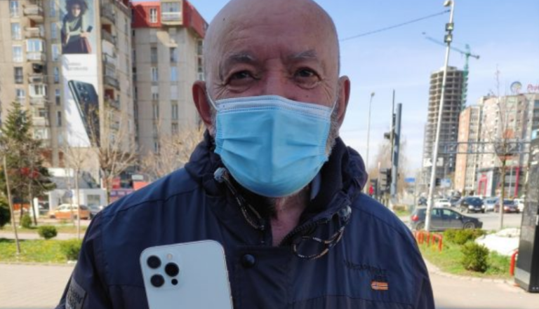 Paratë e kursyera për iPhone 12 i shpenzoi për COVID-19, qytetari ia blen Çun Lajçit telefonin e premtuar