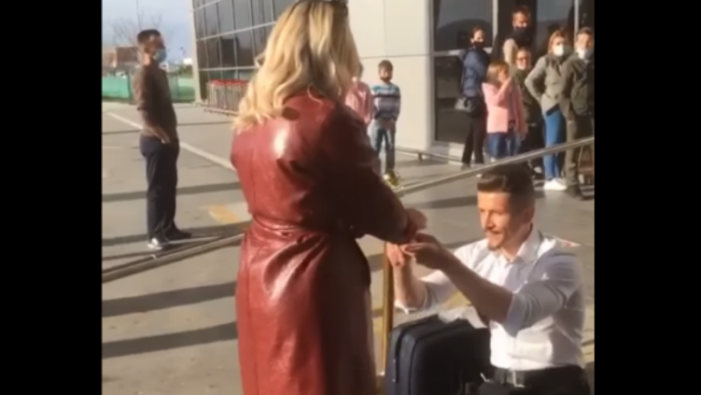 Mërgimtari i propozon të dashurës sapo arriti në aeroport