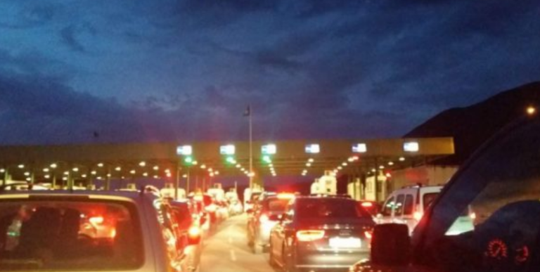 Kolona të gjata në pikën kufitare Kosovë-Shqipëri