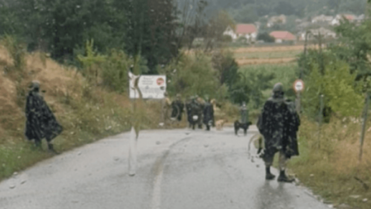 Xhandarmëria serbe futet përsëri në Karaçevë: Banorët thonë se kanë hyrë me pizgavera dhe xhipa