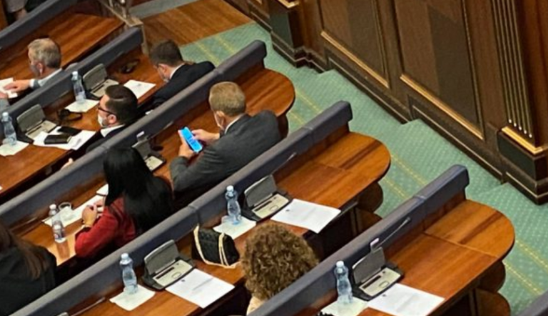 Albena Reshitaj e AAK’së kalon në Grupin Parlamentar të VV’së?