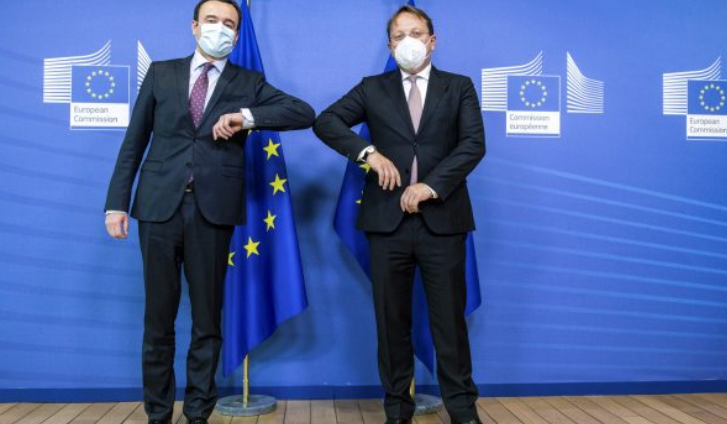 Kurti takon Varhelyin: Shtetet e Ballkanit duhet të trajtohen si anëtarë të ardhshëm të BE-së