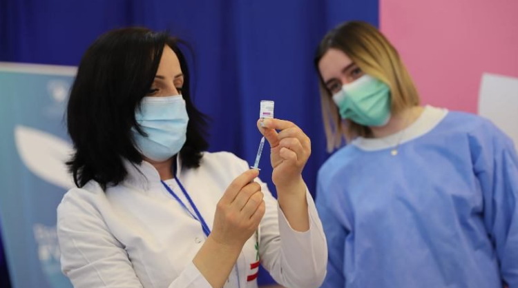 Punëtorët shëndetësorë që u vaksinuan me AstraZeneca tregojnë çfarë efektesh anësore kanë pasur