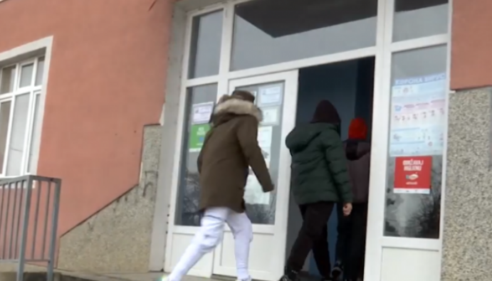 Shkollat serbe në Kosovë vazhdojnë mësimin, Ministria e Arsimit thotë se iu binden institucioneve të Serbisë