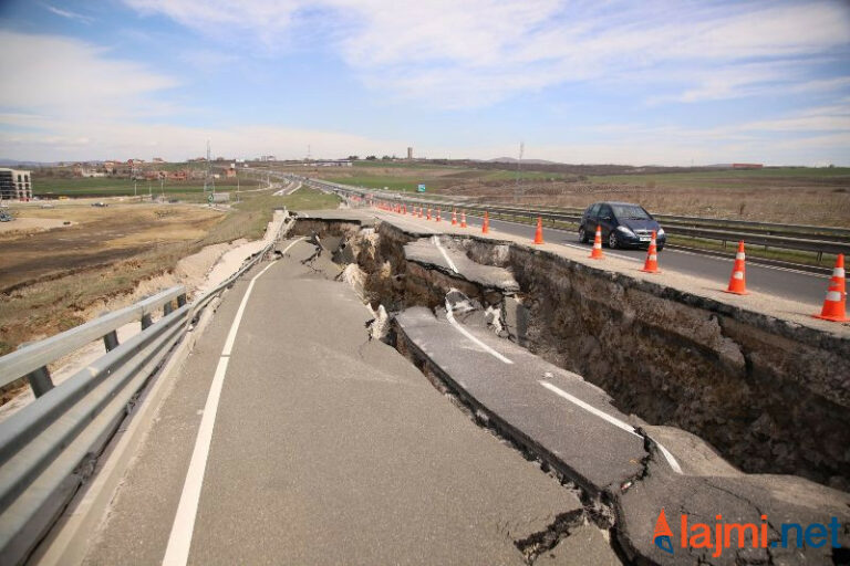 Ministria e Infrastrukturës tregon shkaktarët që çuan në dëmtimin e rrugës Mitrovicë-Prishtinë