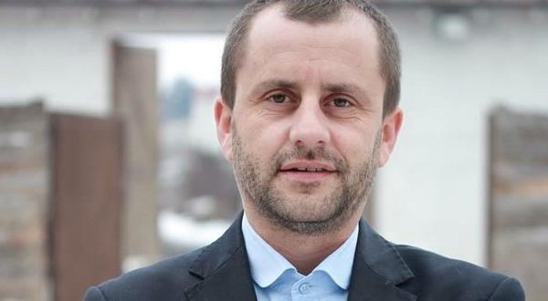 “Mbante familjen me lëmoshë”, aktori i njohur me fjalë prekëse për 13-vjeçarin që u gjet i vdekur në dhomën e gjumit