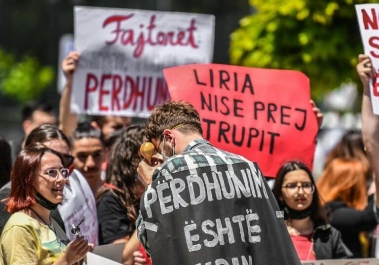 “Thuani emrat e përdhunuesve dhe ngacmuesve seksualë”, protestë në Mitrovicë