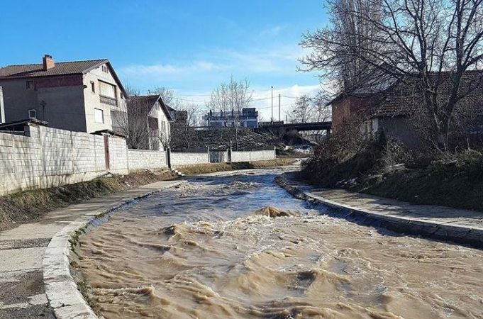 A pritet të ketë vërshime në vend pas reshjeve të fundit të shiut – flasin nga Instituti Hidrometeorologjik