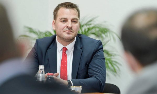 Flet Armend Muja pasi u ironizua me të se do të dorëhiqet nga VV’ja