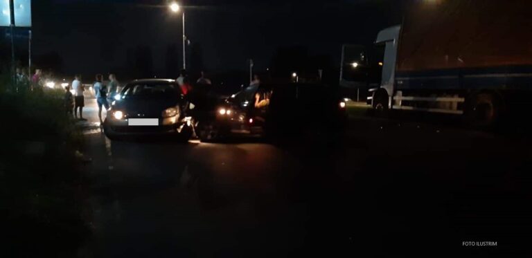 Përplasen dy vetura në hyrje të Mitrovicës, lëndohen dy persona