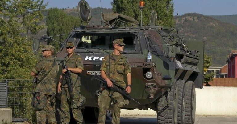 NATO i reagon Vuçiqit pasi ai tha se ka informacione se njëra prej fuqive të mëdha do të kërkojë tërheqjen e KFOR-it nga Kosova