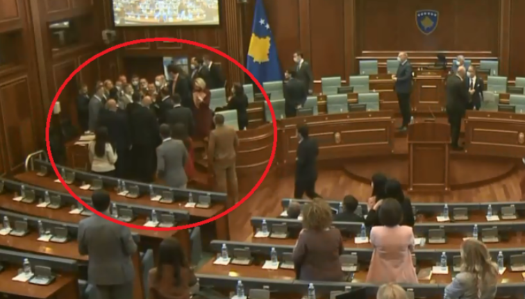 Tensione në Kuvend, deputetët e PDK-së e VV-së përplasen fizikisht