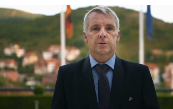 Ambasadori gjerman i del në mbrojtje Donika Gërvallës dhe i dënon zhvillimet e sotme në Kuvend