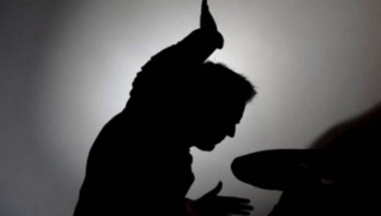 Vajza dhe djali e rrahin babain e tyre në Mitrovicë