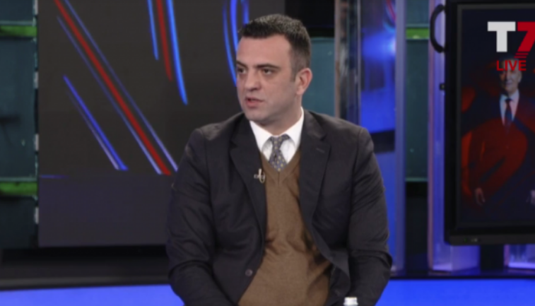 Eskalon Xhevdet Pozhari, sulmon gazetarët: Qypni, atje