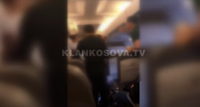 Rrahje mes disa shqiptarëve në aeroplanin që po fluturonte drejt Zvicrës