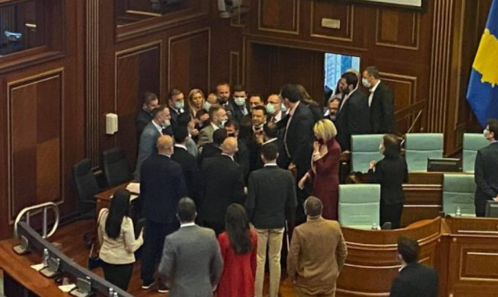 Faton Peci: Memli Krasniqi më tha “hajde në hollin e Kuvendit të bëj llom”