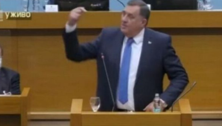 Dodik del jashtë kontrollit: Jam krenar që i kam mbrojtur Karaxhiqin dhe Mlladiqin