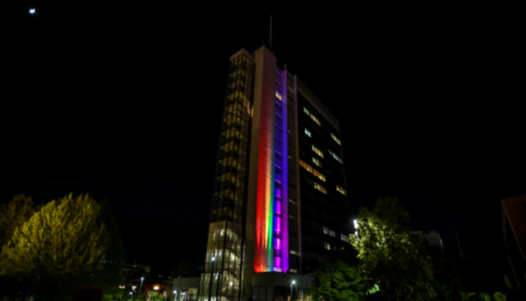 Qeveria ndriçohet me flamurin e LGBT-së, Kurti vjen me mesazh
