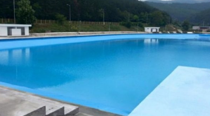 Me ose pa vendim, pronarët e pishinave përgatiten për hapje të sezonit