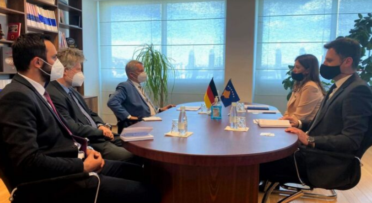 Ambasadori gjerman e përgëzon Albulena Haxhiun për iniciativën drejt forcimit të ligjit dhe luftimit të korrupsionit