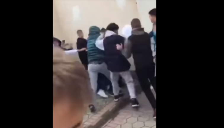 “Ma kanë prishë djalin”, rrëfehet nëna e 15-vjeçarit që u rrah brutalisht në shkollën “Dardania”