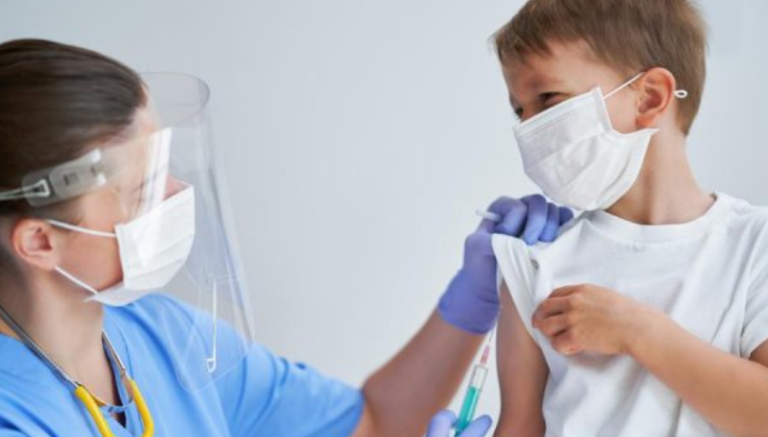 A duhet të vaksinohen fëmijët kundër Covid-19?