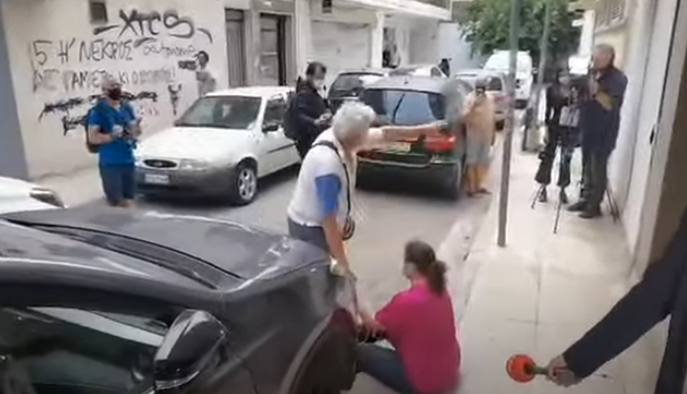 Ia vranë djalin në qendër të Athinës, e ëma britma dhe lot: Çfarë të bënë o bir i nënës