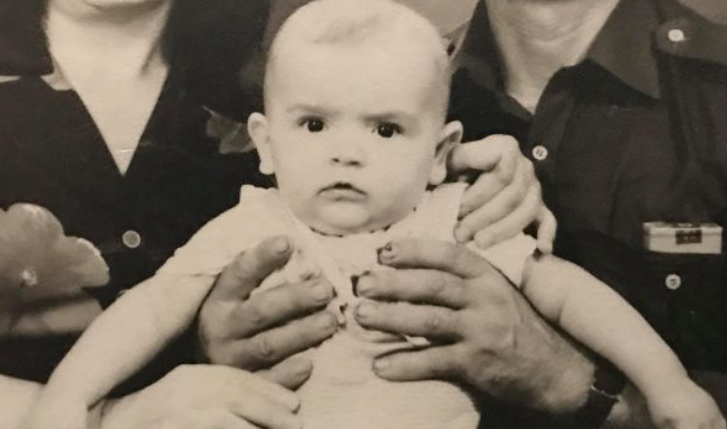 Bebja në foto sot është një prej aktorëve më të njohur në Kosovë