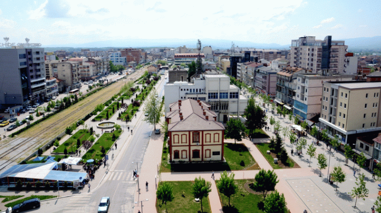 Ngjarje e pazakontë në Kosovë, ceremonia e varrimit bëhet në oborr të shkollës