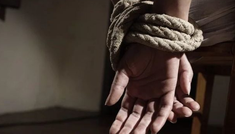 Ish i dashuri e rrëmben një 16-vjeçare në vendin e saj të punës