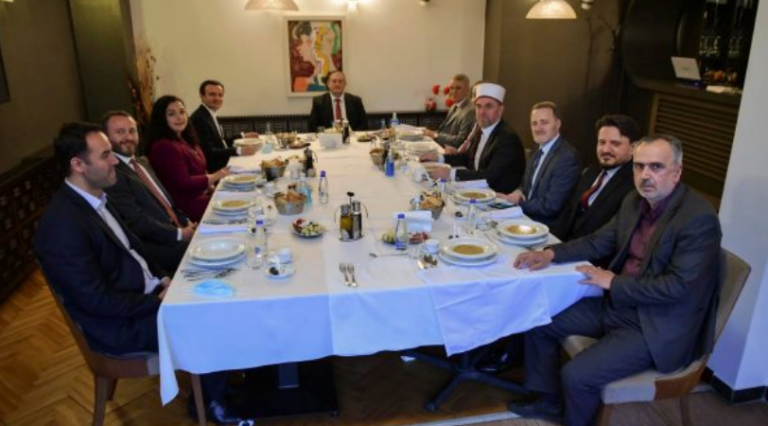 Vjosa Osmani shtron iftar për Ramazan, të pranishëm Kurti e kryemyftiu Tërnava