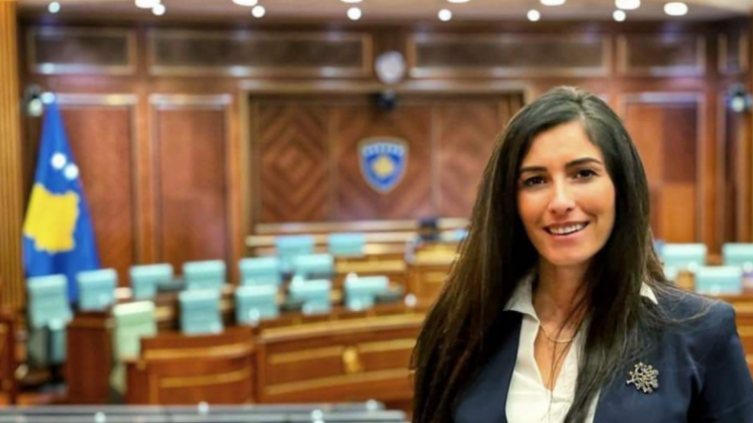 Deputetja e LDK’së relaksohet, poston foto në bikine