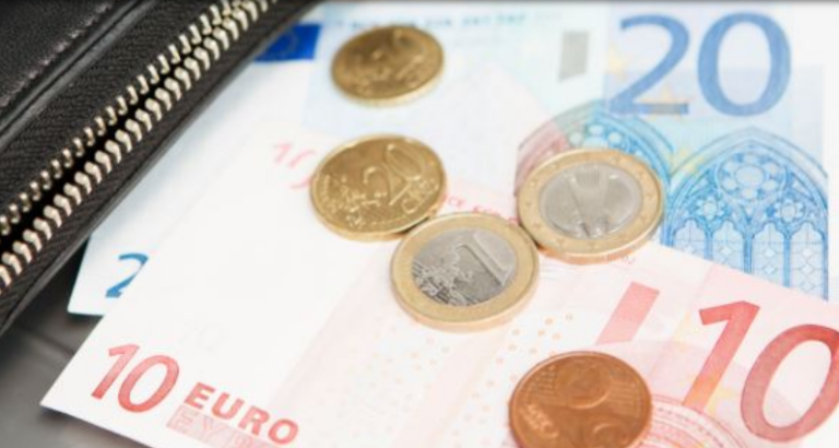 Një qytetar gjen para në një lagje, kërkon pronarin t’ia kthejë ato