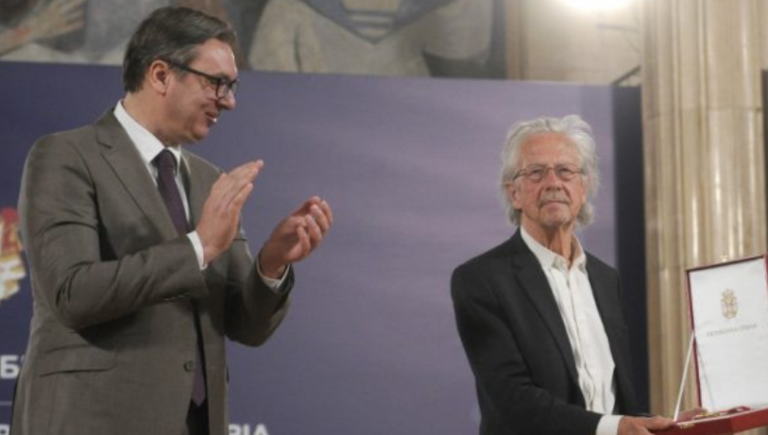 Persona “non-grata” për Kosovën, mbështetësi i Millosheviqit, Handke, dekorohet nga Vuçiqi me medaljen më të lartë shtetërore