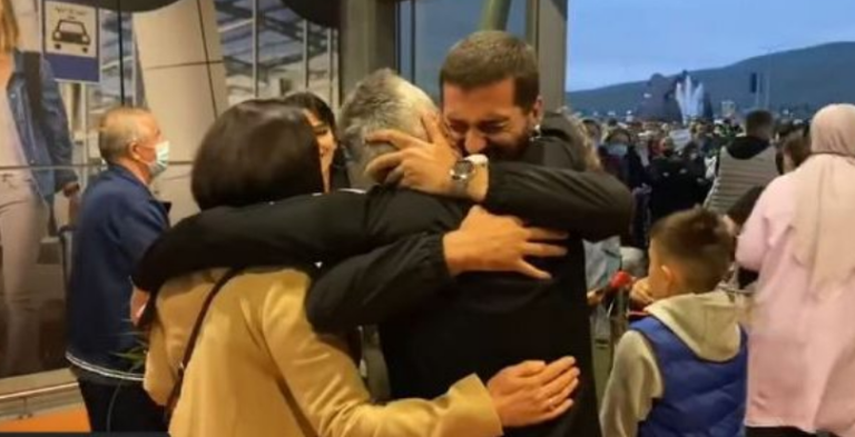 Mërgimtari shpërthen në lot kur takon familjen, 29 vjet nuk ishte në Kosovë