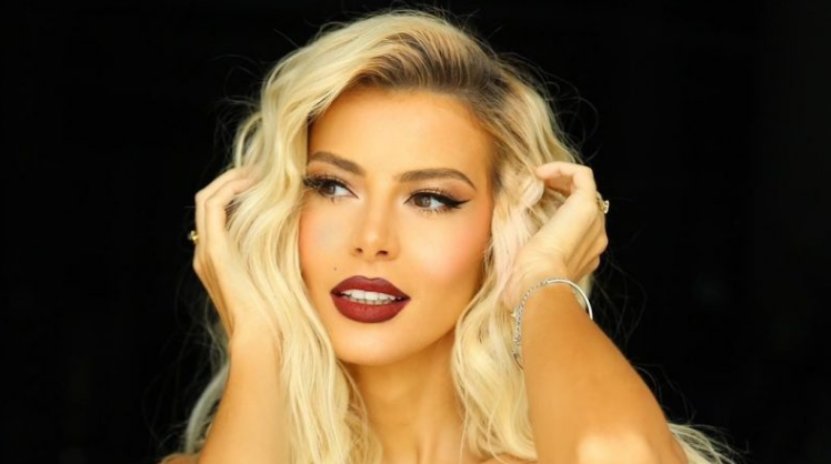 Marina Vjollca shfaqet tërheqëse me fustanin e shkurtër