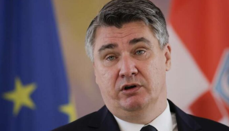 Presidenti kroat “ia terron” Vuçiqit: Kosova është çështje e kryer, je zot i një shteti të pasuksesshëm