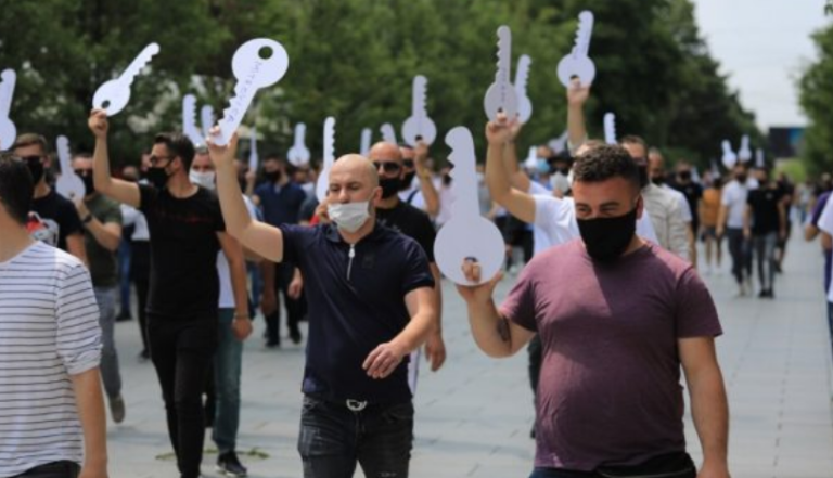 Gastronomët paralajmërojnë protesta në rast se nuk lehtësohen masat anti-Covid