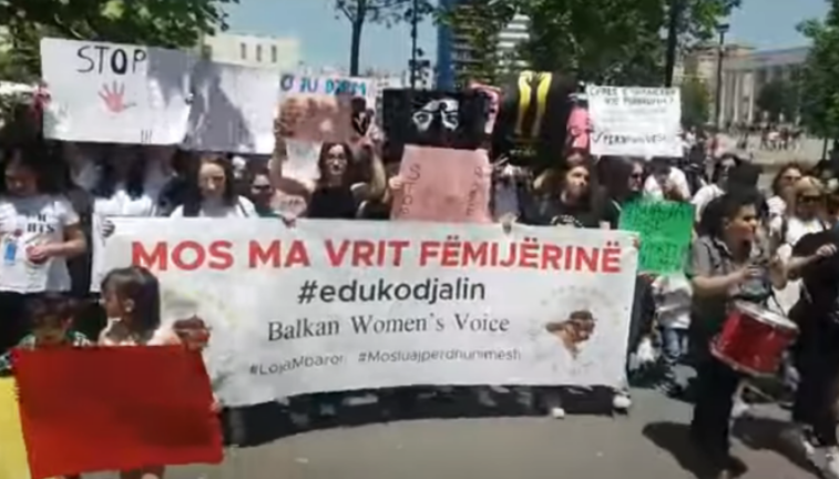 FOTO: Qytetarja proteston nudo kundër abuzimeve seksuale midis sheshit në Tiranë