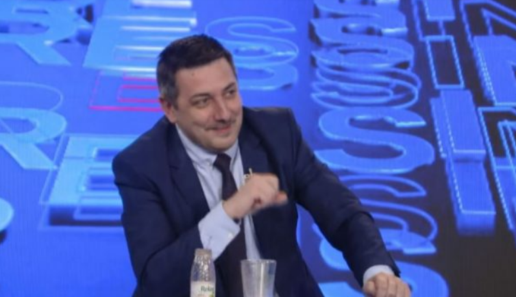 Të qeshura në studio: Valon Syla tregon një batutë për Vetëvendosjen dhe komshinjtë e vet