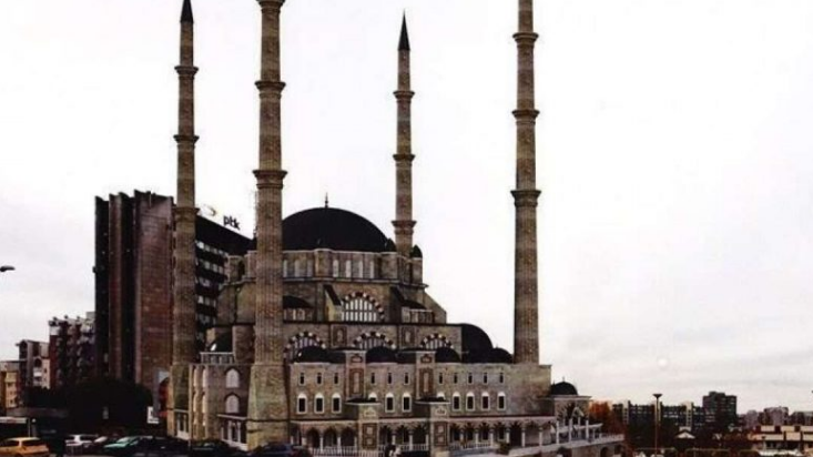 Kjo është arsyeja e hapjes së xhamive 10 minuta para faljes së namazit të Fiter Bajramit