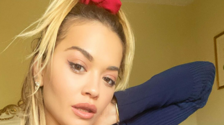 Rita Ora e nis ditën gjysmë e zhveshur