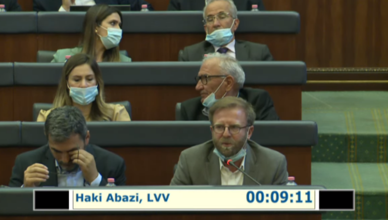 Haki Abazi e pyet Haradinajn: Cili shërbim sekret të ka kthyer nga burgu në Francë drejt në kryeministri