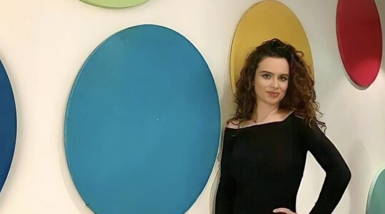 Zbulohen detaje të frikshme për 23 vjeçaren që u tha se vdiq nga infeksioni në dhëmballë: Kishte shkrime të panjohura në trup